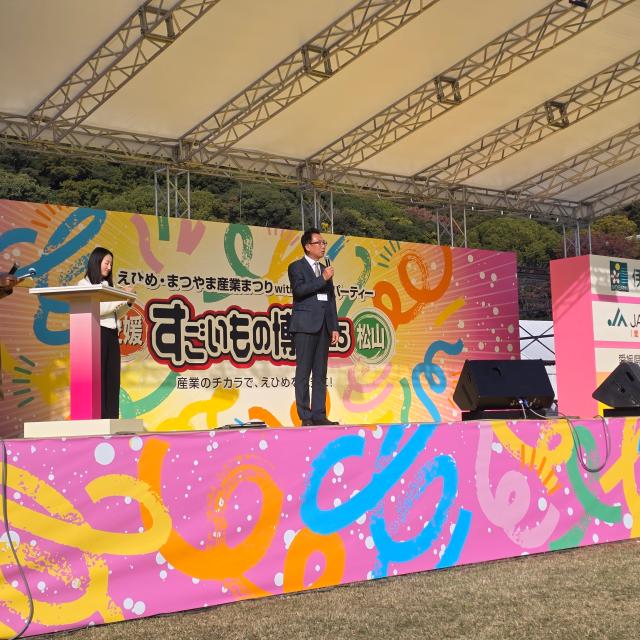 국제아동미술교류전에서 축사하는 강정구 의장 모습 사진평택시의회