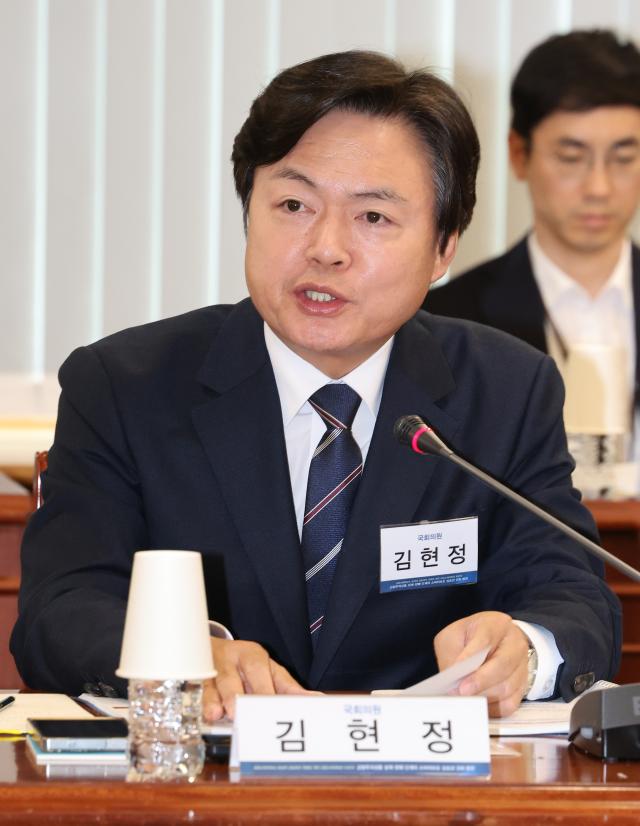 지난 13일 서울 여의도 금융감독원에서 열린 금융투자상품 설계 판매 단계의 소비자보호 실효성 강화 방안 토론회에서 김현정 더불어민주당 의원이 축사하고 있다 사진연합뉴스