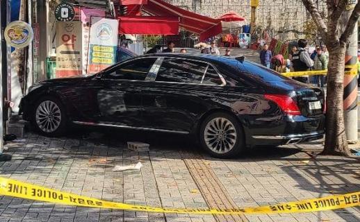 인천 부평구 공영주차장서 승용차 인도로 돌진…엄마와 2살 딸 중상