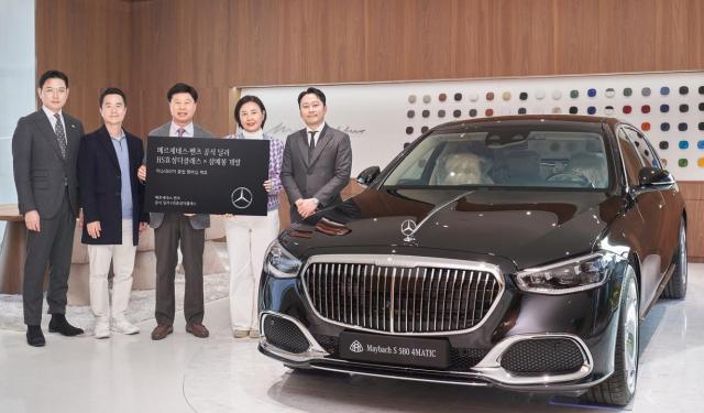 HS효성더클래스와 삼매봉개발 관계자들이 마이바흐 MASTERIA 멤버십 제휴 업무협약의 기념 사진을 찍고 있다 사진HS효성더클래스