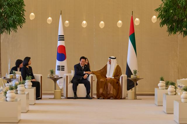 아랍에미리트UAE를 국빈 방문한 이재명 대통령이 17일현지시간 아부다비 왕실공항에 도착해 칼둔 칼리파 알 무바락 퍼스트 아부다비 뱅크FAB 비상임 이사겸 이사회 운영위원회 의장과 환담을 나누고 있다 사진연합뉴스