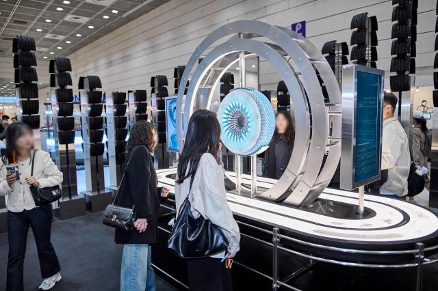 한국타이어와 모델솔루션이 제 24회 서울디자인 페스티벌에서 공동 운영한 부스를 관람하는 방문객들 사진한국앤컴퍼니그룹