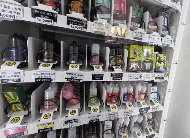 전자담배 무인판매기에 진열된 액상 제품들 사진김현아 기자