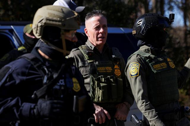 그레그 보비노 국경순찰대 지휘관이 17일현지시간 미국 노스캐롤라이나주 샬럿 시내에서 진행된 이민 단속 작전을 지켜보고 있다 사진로이터연합뉴스