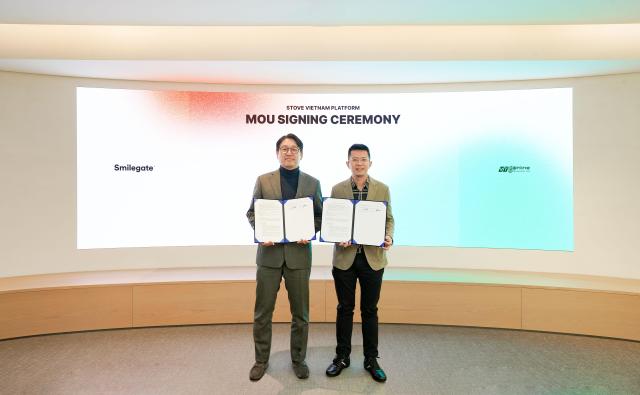 Ông Baek Young-hoon Đại diện Bộ phận Megaport của Smilegate Holdings trái và Ông Lê Việt Hòa Tổng giám đốc VTCO chụp ảnh kỷ niệm sau khi ký kết thỏa thuận hợp tác ẢnhSmilegate