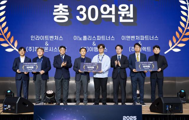 김성수 과학기술정보통신부 연구개발정책실장이 18일 오후 서울 강서구 코엑스마곡에서 열린 2025 RD 매치업Match-Up 챌린지 시상식 에서 특구펀드 투자 확약 참여자들과 기념촬영을 하고 있다 사진과기정통부