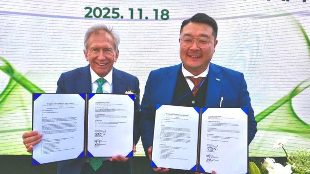 18일 ‘웨이브 정읍WAVE Jeongeup’ 상용화 플랜트의 준공식에서 도시유전 대표오른쪽 리차드 패리스 영국 사비엔 그룹 회장왼쪽이 전략적 제휴계약PSA 계약식을 진행하고 있다 사진도시유전