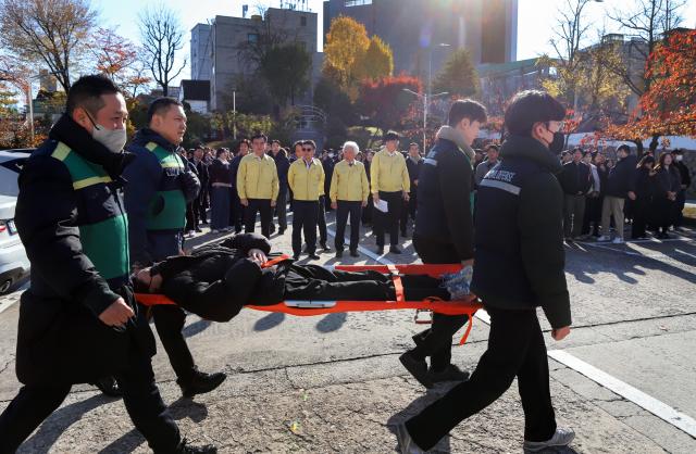 태광그룹 임직원들이 환자 구조 훈련을 하는 모습 사진태광그룹
