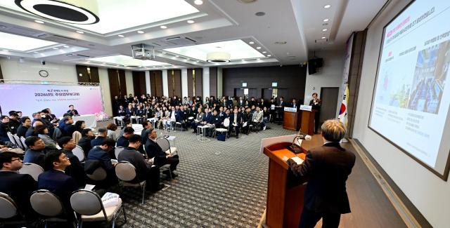 유정복 인천광역시장이 18일 연수구 미추홀타워에서 열린 2026년도 주요업무보고회제2경제도시 완성에서 2026년 주요업무계획을 보고받고 있다 사진인천시