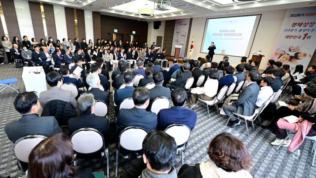 유정복 인천광역시장이 18일 연수구 미추홀타워에서 열린 2026년도 주요업무보고회제2경제도시 완성에서 시정운영방향을 설명하고 있다 사진인천시