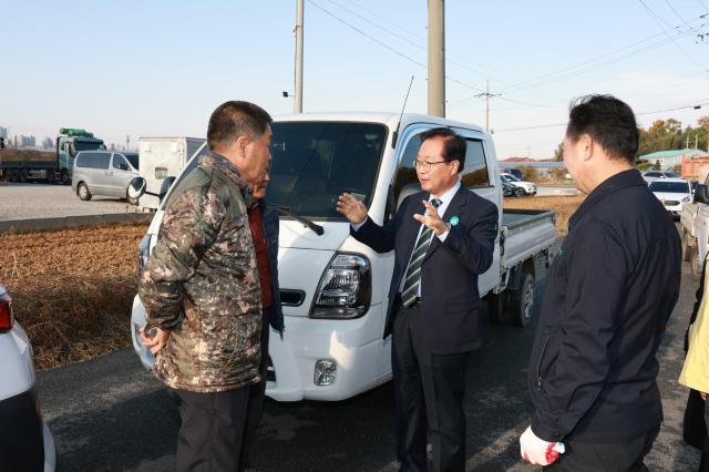 유희태 완주군수오른쪽 두 번째가 공공비축미 매입이 진행 중인 용진농협을 찾아 농민들과 대화를 나누고 있다사진완주군