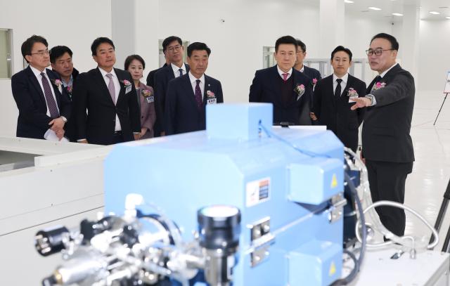 그래핀스퀘어 포항공장 준공식 참석자들이 그래핀 필름 양산 시설을 둘러보고 있다 사진포항시