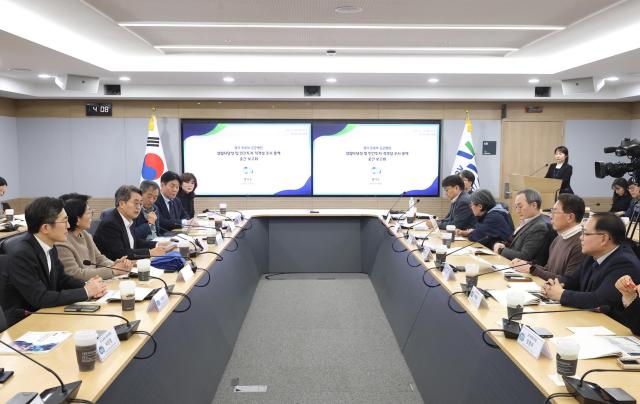 18일 오후 경기도청 서희홀에서 김동연 경기도지사가 최민희 국회의원 의료관계자들이 참석한 동북부 공공의료원 설립 타당성조사 중간보고회에서 모두발언을 하고있다 사진경기도