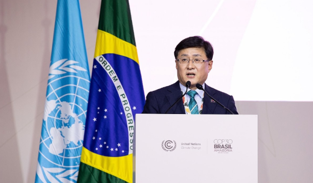 김성환 기후에너지환경부 장관이 17일현지시간 브라질 벨렝에서 열린 제30차 유엔기후변화협약당사국총회COP30에서 2035 NDC 목표에 대해 고위급 연설을 하고 있다 사진연합뉴스