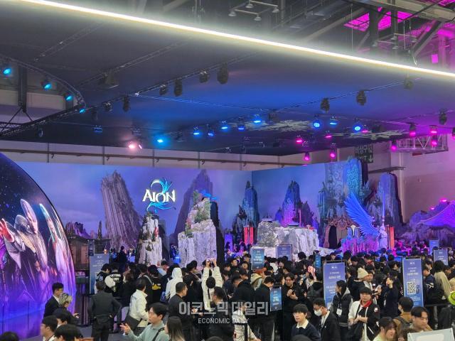 지난 13일 부산 해운대구 벡스코 제1전시장에서 열린 국내 최대 게임전시회 지스타 2025가 관람객들로 북적이고 있다사진선재관 기자