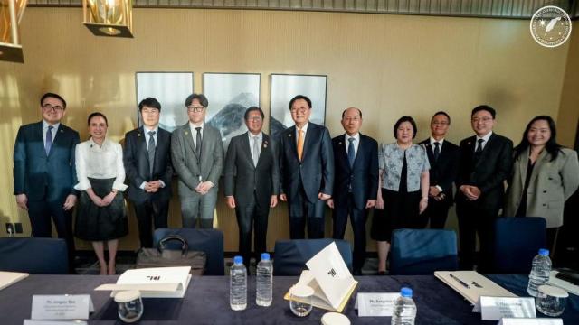 박상신 DL이앤씨 대표가 페르디난드 마르코스 주니어 필리핀 대통령을 만나 차세대 에너지 사업과 주요 인프라 프로젝트에 대한 협력 방안을 논의했다 사진DL이앤씨