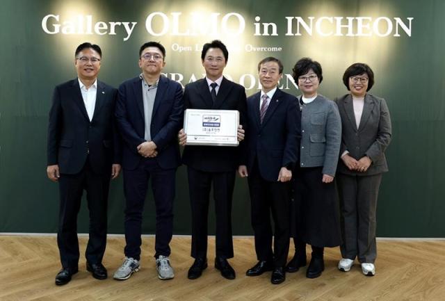 18일 열린 ‘올모인천’ 개소식에서 왼쪽부터 대상 최창빈 경영안전본부장 현대제철 김형준 실장 주올모 김현종 대표 한국장애인고용공단 김정대 본부장 한국장애인고용공단 송정선 인천지사장 한국장애인고용공단 이효성 경기북부지사장이 기념 촬영을 하고 있다 사진대상 