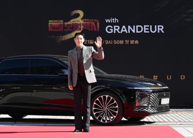 지난 18일 SBS 목동 사옥에서 열린 모범택시3 제작발표회에 그랜저를 타고 등장한 배우 이제훈 사진현대차