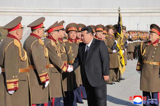 김정은 북한 국무위원장이 창립 80주년에 즈음해서 국가보위성을 18일 방문하고 장병들을 격려했다고 조선중앙통신이 19일 보도했다 사진연합뉴스
