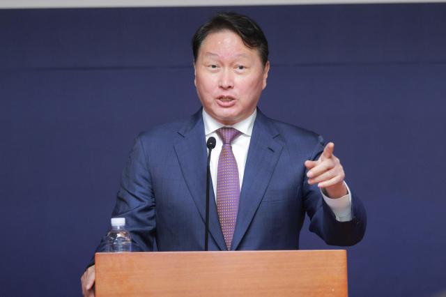 최태원 대한상공회의소 회장이 지난 4월 22일 오전 서울 여의도 국회 사랑재에서 열린 국회 미래산업포럼 발족식에서 기조연설을 하고 있다 사진유대길 기자