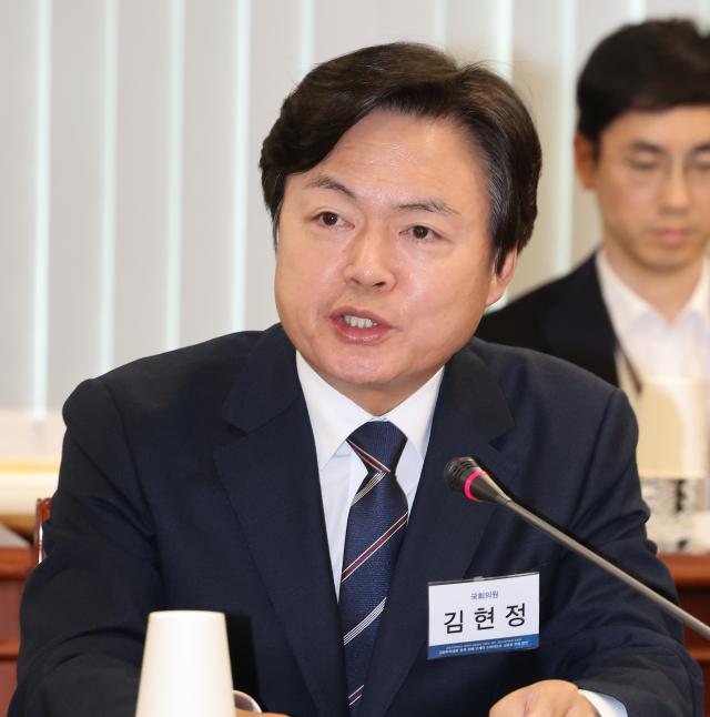 김현정 더불어민주당 의원이 지난 13일 서울 금융감독원에서 열린 금융투자상품 설계 판매 단계의 소비자보호 실효성 강화 방안 토론회에서 축사를 하고 있다 사진연합뉴스