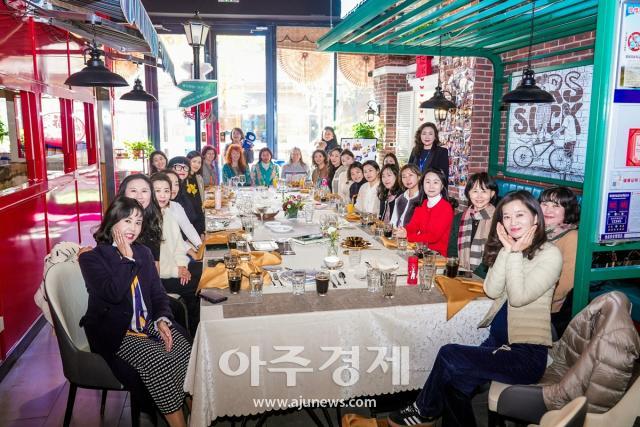 중국 옌타이 교민들과 강의를 마친 후 함께사진중국 옌타이요화국제학교