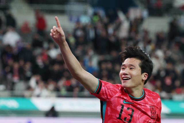 18일 서울 마포구 서울월드컵경기장에서 열린 남자축구 국가대표 A매치 평가전 대한민국과 가나의 경기 한국 이태석이 첫 골을 성공시킨 뒤 환호하고 있다 사진연합뉴스