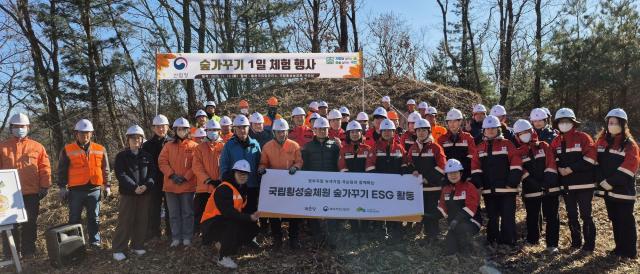 ‘숲가꾸기 ESG활동에 참가한 국순당과 산림청 홍천국유림관리소 국립횡성숲체원 관계자들이 기념 촬영을 하고 있다 사진국순당