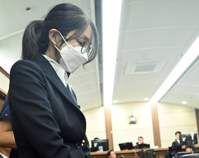 김건희 여사가 지난 9월 24일 서울 서초구 서울중앙지법에서 열린 첫 재판에 출석하고 있다 사진연합뉴스