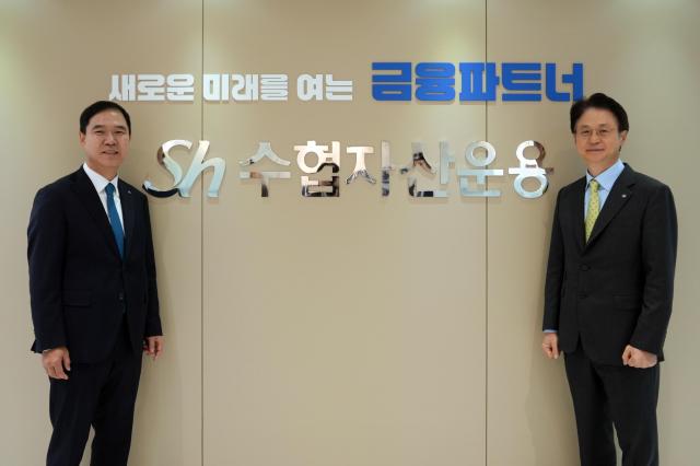 신학기 Sh수협은행장왼쪽과 김현욱 Sh수협자산운용 대표이사가 변경한 사명 앞에서 기념촬영 하는 모습 사진수협은행
