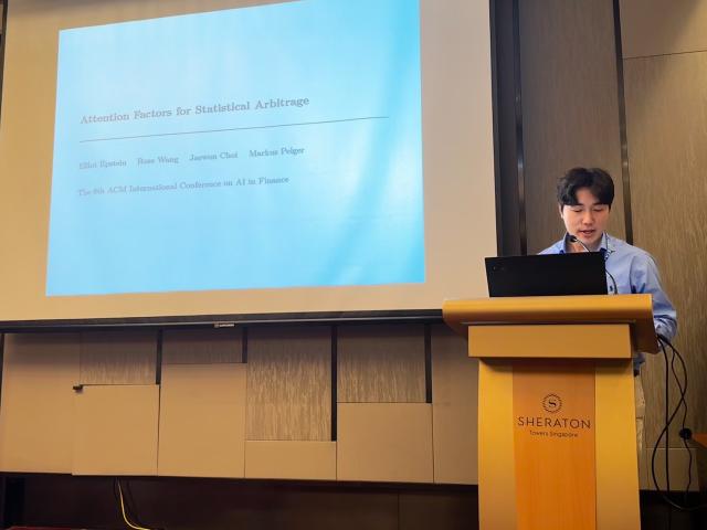 한화생명이 1518일 싱가포르에서 열린 국제 금융 분야 인공지능AI 컨퍼런스ICAIF에서 한화생명 AI연구소·미국 스탠퍼드 HAI가 공동 연구한 AI 기반 차익거래 모델 논문을 발표했다 사진한화생명