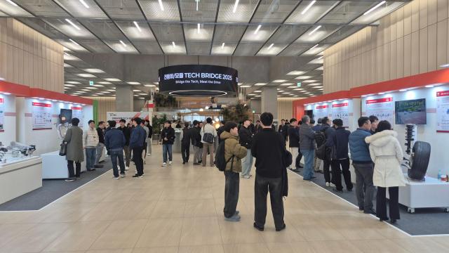 경기도 의왕 현대모비스 기술연구소에서 진행된  테크 브릿지 2025에서 50개 전동화·모듈 신기술 전시 현장과 첨단 기술을 체험하는 관람객들의 모습 사진현대모비스