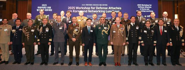 19일 서울 웨스틴조선호텔에서 열린 ‘2025 주한무관단 초청 방산수출 네트워킹’ 행사에서 장성길 코트라 방산물자교역지원센터KODITS 센터장앞줄 왼쪽에서 일곱 번째과 행사에 참가한 국방무관들이 기념촬영을 하고 있다 사진코트라