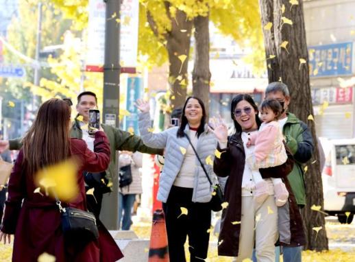 不再只来购物!外籍游客争相在韩国长期生活