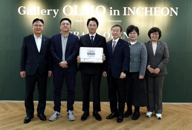 지난 18일 열린 ‘올모인천’ 개소식에서 최창빈 대상 경영안전본부장왼쪽부터 김형준 현대제철 실장 김현종 올마 대표 김정대 한국장애인고용공단 본부장 송정선 인천지사장 이효성 경기북부지사장이 기념 촬영을 하고 있다 사진대상