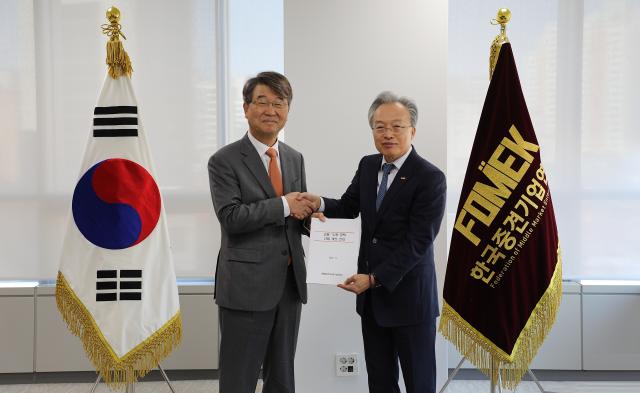 김지형 경제사회노동위원회 위원장에게 최진식 한국중견기업연합회 회장오른쪽이 고용·노동 규제 개선 건의​를 전달하고 있다 사진한국중견기업연합회