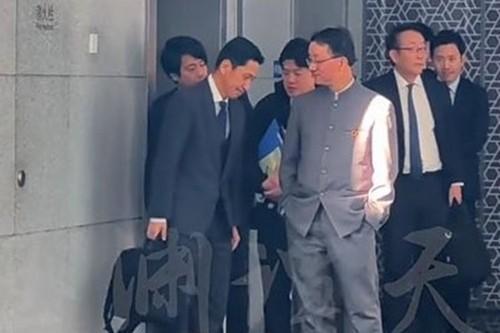 류진쑹 중국 외교부 국장오른쪽이 가나이 마사아키 일본 외무성 국장왼쪽과 대화하고 있다사진중국 관영 CCTV 소셜미디어 계정 위위안탄톈 캡처