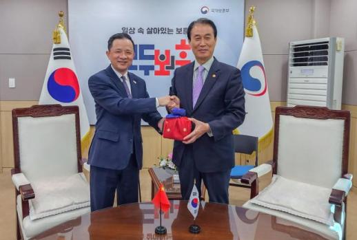 国家报勋部长官权五乙会见中国驻韩大使戴兵