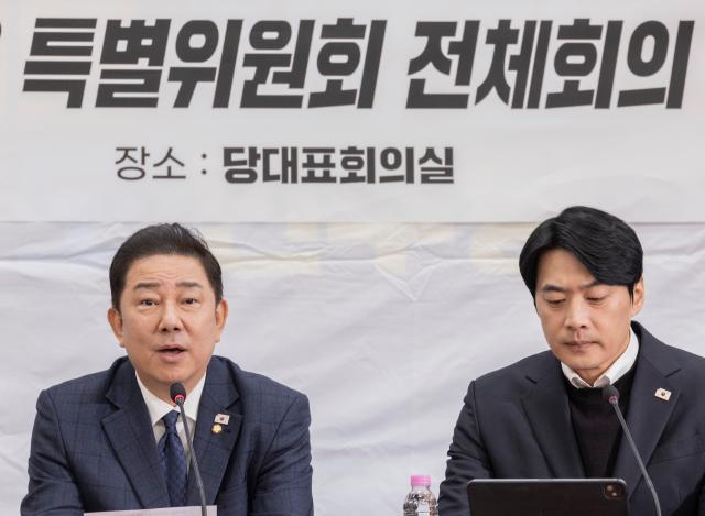 더불어민주당 김병기 원내대표가 19일 국회에서 열린 정치검찰 조작기소대응 특별위원회 활동 보고회에 참석해 발언하고 있다사진연합뉴스