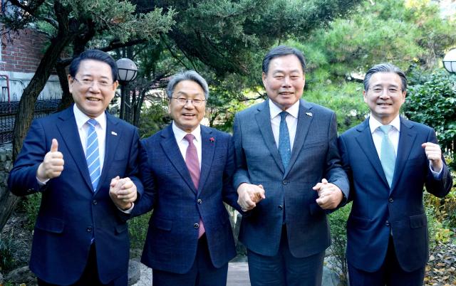 전라남도가 19일 서울에서 대통령실 김용범 정책실장이 주선해 김영록 전라남도지사 강기정 광주광역시장 김산 무안군수가 참석한 가운데 광주 민간·군공항 통합이전 추진을 위한 사전협의를 진행했다사진전남도