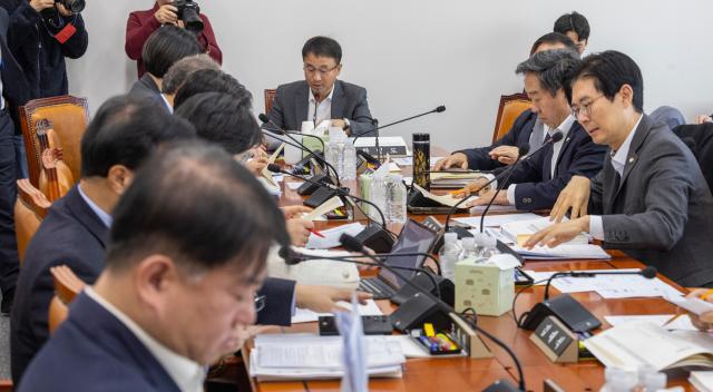  한병도 국회 예산결산특별위원회 위원장을 비롯한 여야 예결위원들이 19일 국회에서 예산안 조정소위원회 사흘째 심사를 하고 있다 예결위 예산소위는 이날 기획재정부 국세청 산업통상부 기후에너지환경부 고용노동부 등 기획재정·산업통상자원중소벤처기업·기후환경노동위 소관 부처·기관의 예산안을 심사한다 사진연합뉴스