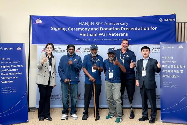 조현민 한진 사장왼쪽 첫 번째과 노삼석 한진 대표이사 사장오른쪽 첫 번째이 미국 캘리포니아 현지에서 한진–SFAF 정기 후원 약정식을 진행하고 기념사진을 촬영하고 있다 사진한진