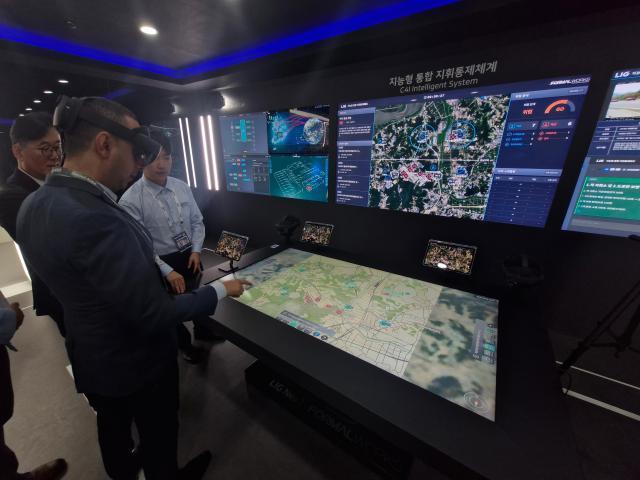 고양 일산 킨텍스에 열린 서울 ADEX 2025에서  관람객이 AI 지휘소를 체험하고 있다사진아주경제DB