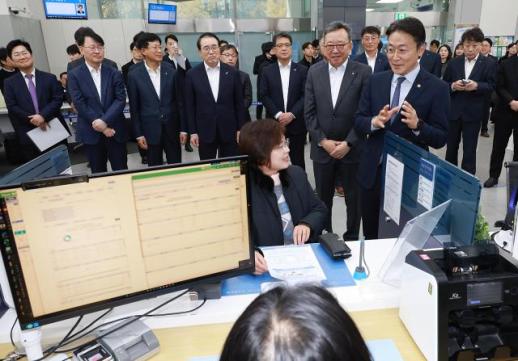 서울시–국토부 국장급 회의 가동…노량진 찾은 오세훈 이주비 문제 꼭 관철