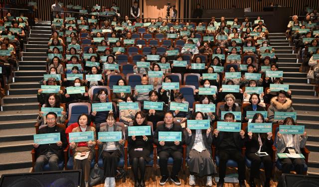 유정복 인천광역시장이 19일 인천예술문화회관에서 열린 2025 아동학대 예방의 날 기념식에서 참석자들과 기념촬영을 하고 있다 사진인천시