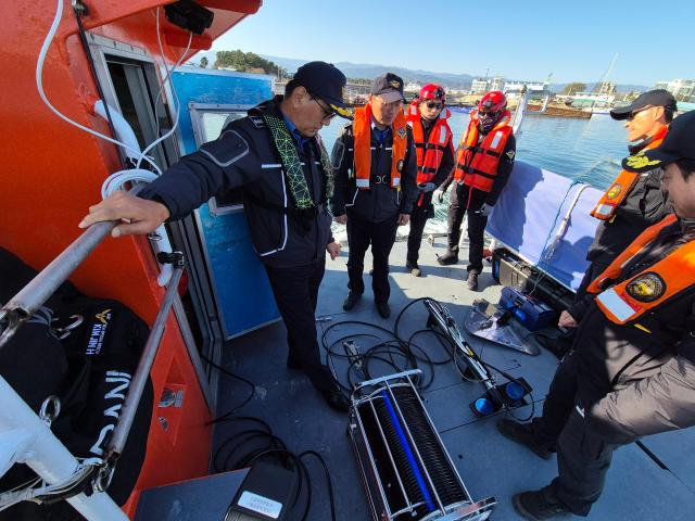 강릉해양경찰서가 19일 강릉구조대를 방문하여 긴급출동 대응 태세 및 수중탐색장비 운용 실태를 점검하고 있다 사진강릉 해경