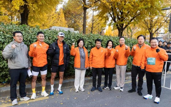 2025 MBN 서울마라톤 대회 시작을 앞두고 최준호 형지엘리트 대표이사오른쪽 첫번째를 비롯해 왼쪽부터 박진성 MBN 상무 이영표 션 남인순 국회의원 서강석 송파구청장 김나미 대한체육회 사무총장 장승준 매경미디어그룹 부회장 박수민 국회의원이 함께 파이팅을 외치고 있다 사진MBN