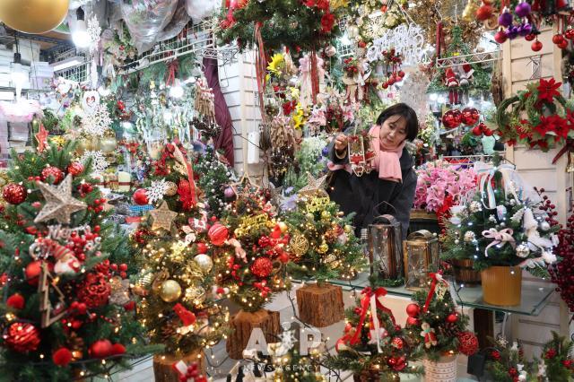 PHOTOS: Seouls Namdaemun Market bustles with early holiday shoppers