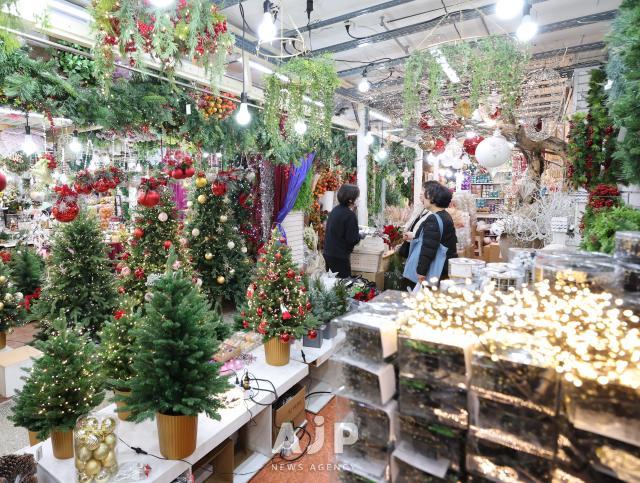 18일 서울 중구 남대문시장을 찾은 시민들이 크리스마스 소품을 살피고 있다 AJP Yoo Na-hyun