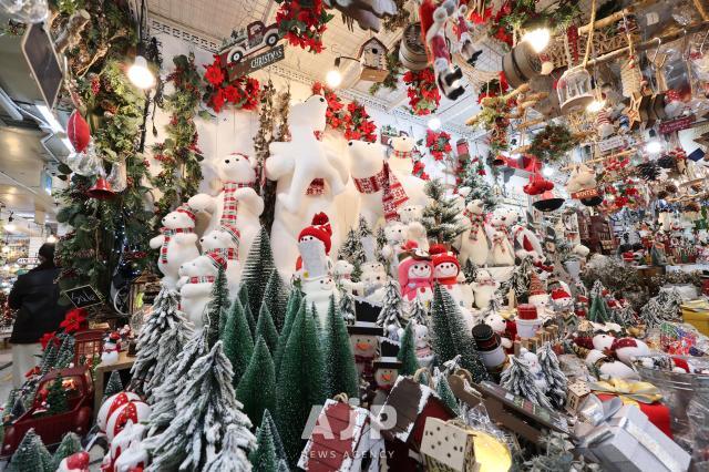 18일 서울 중구 남대문시장 크리스마스 용품 판매점에 크리스마스 트리 등 소품이 진열돼 있다 AJP Yoo Na-hyun